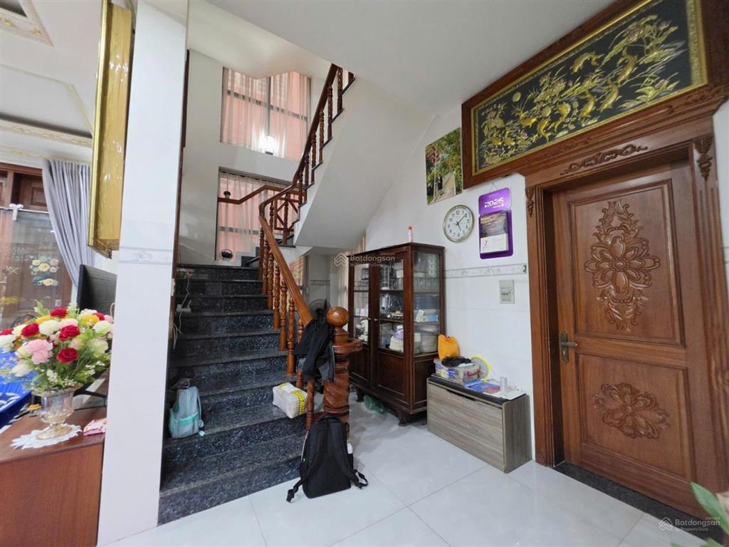 Biệt thự trung tâm quận 6 diện tích khủng thang máy riêng