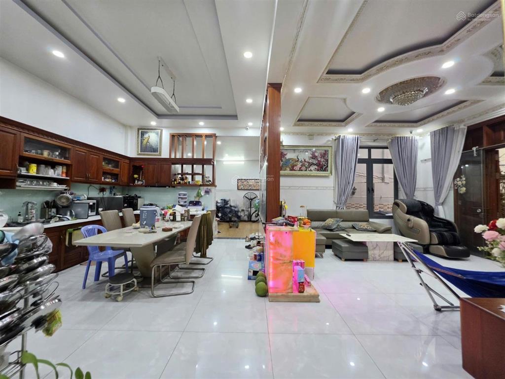 Biệt thự trung tâm quận 6 diện tích khủng thang máy riêng