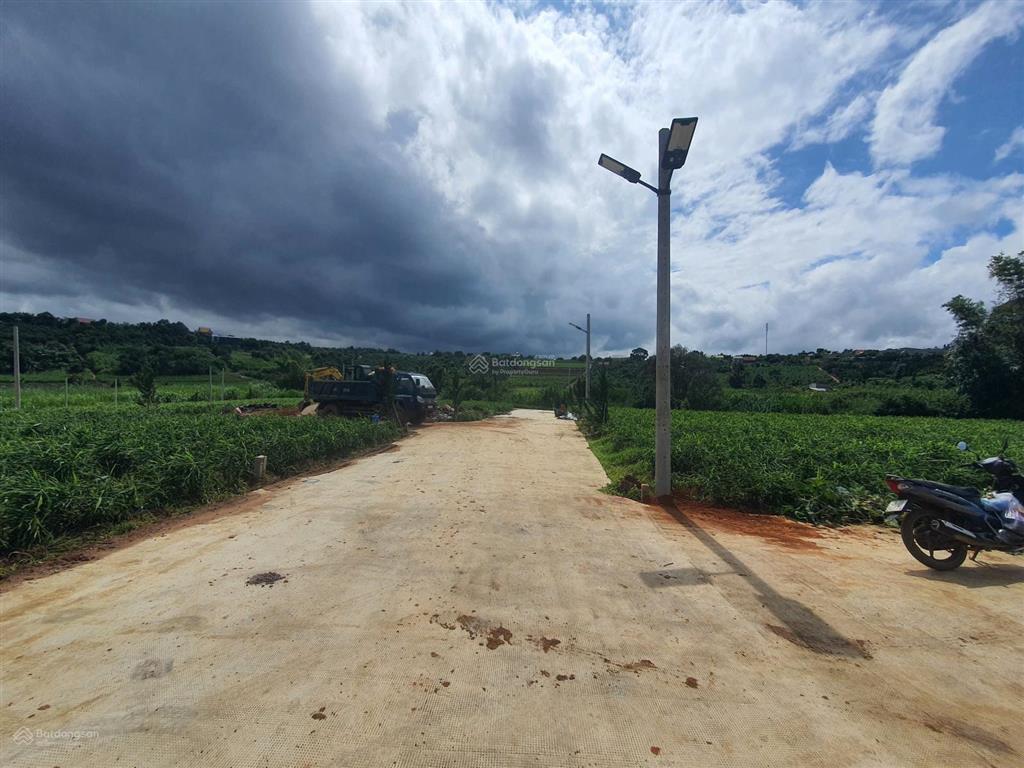 Đất gần trung tâm . chỉ 480 triệu . diện tích 205m2 , có sẵn 150m2 thổ cư . bám suối nước cam ly