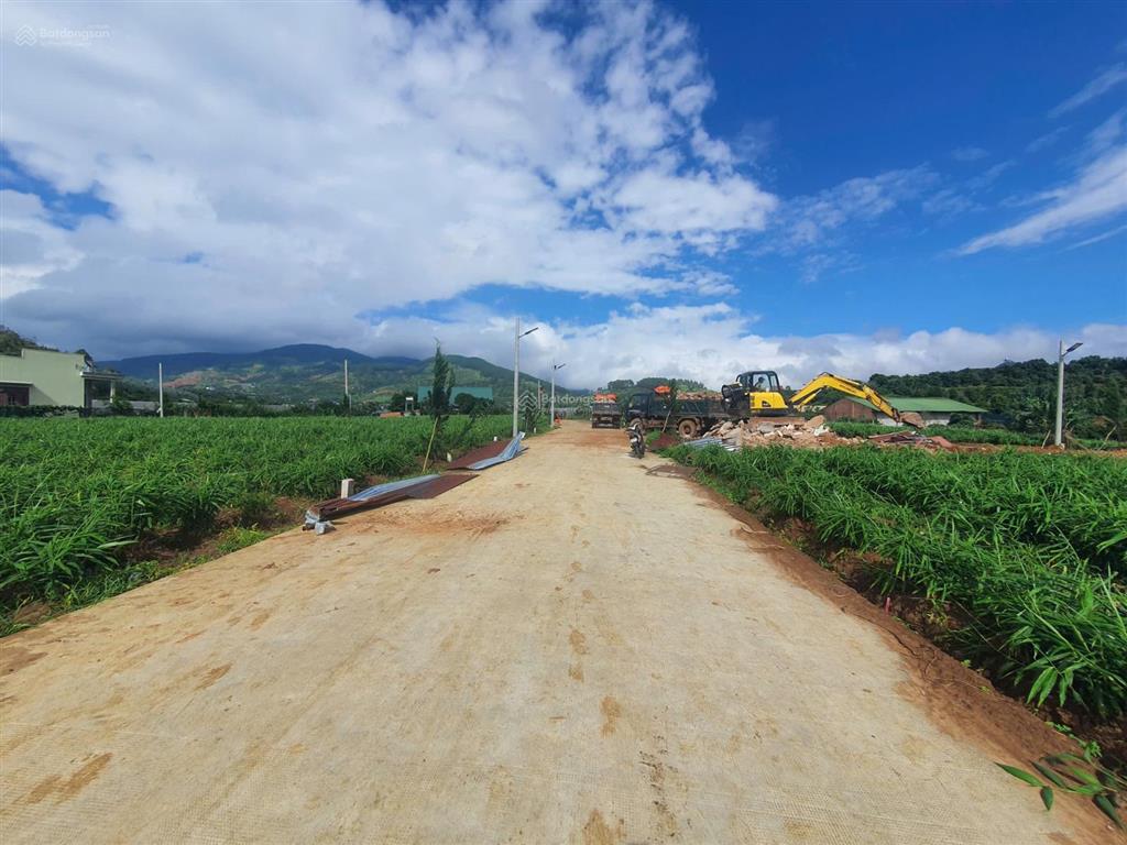 Đất gần trung tâm . chỉ 480 triệu . diện tích 205m2 , có sẵn 150m2 thổ cư . bám suối nước cam ly