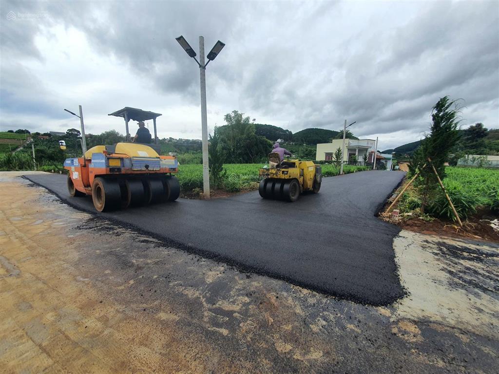Đất gần trung tâm . chỉ 480 triệu . diện tích 205m2 , có sẵn 150m2 thổ cư . bám suối nước cam ly