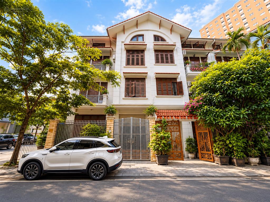 Biệt thự lô góc hoàng quốc việt, cầu giấy, 121m², 4 tầng, 2 mặt tiền, vỉa hè, ô tô tránh