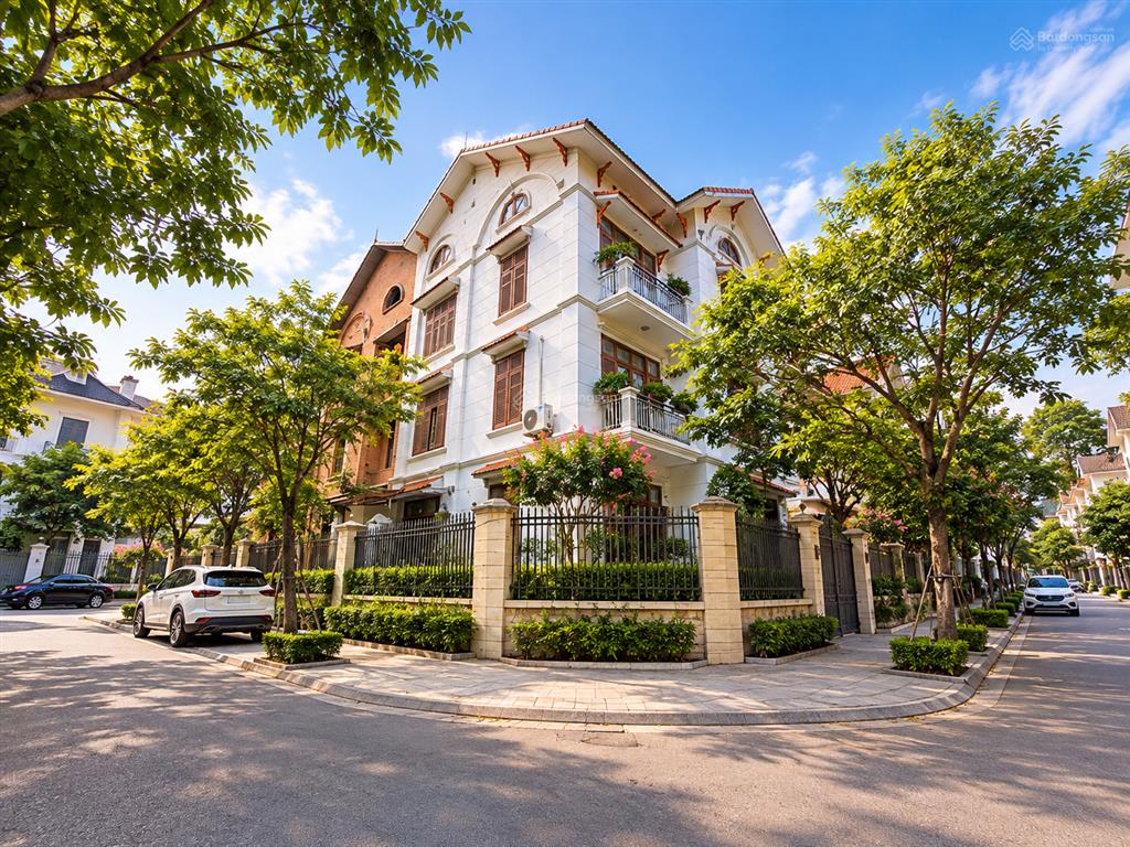 Biệt thự lô góc hoàng quốc việt, cầu giấy, 121m², 4 tầng, 2 mặt tiền, vỉa hè, ô tô tránh