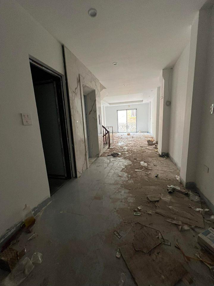 Trong Ngõ Lạc Long Quân. 6 Tầng Thang Máy. Gara Ô Tô. 57 m2. Mặt tiền 4,7m. Giá 19,8 tỷ