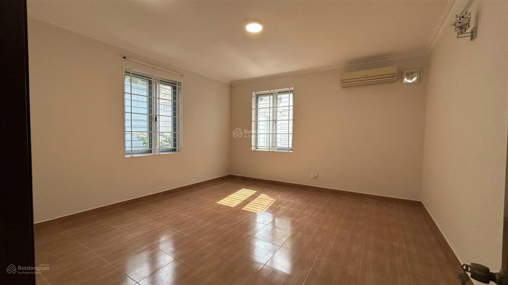 Cần cho thuê căn biệt thự sadeco ven sông ông lớn quận 7 gần ngay trung tâm đối diện sông