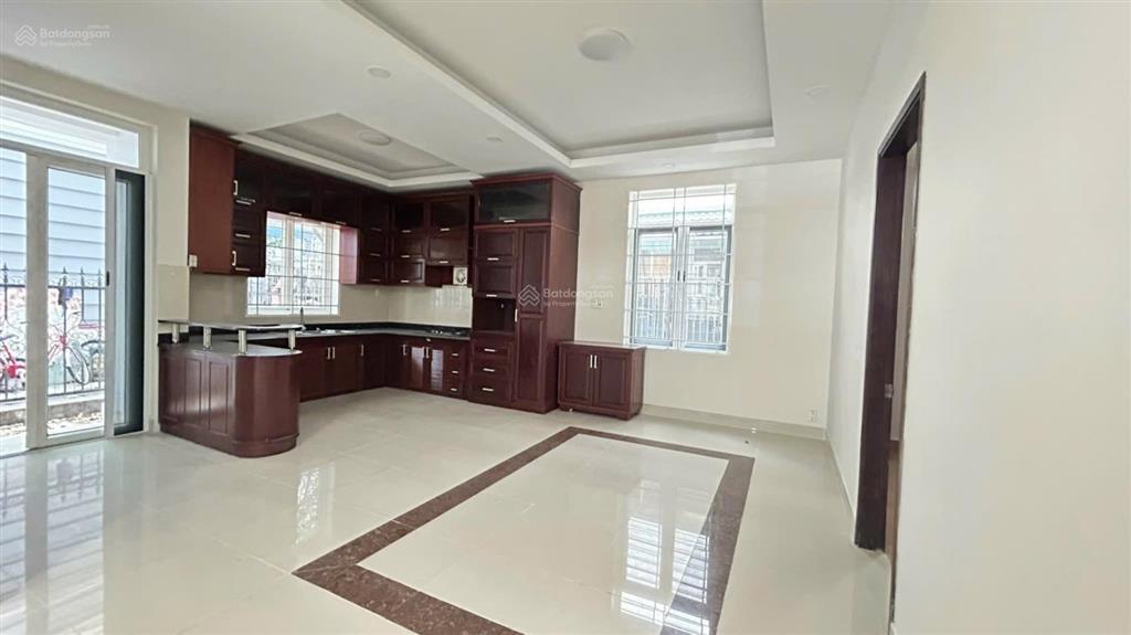 Cần cho thuê căn biệt thự sadeco ven sông ông lớn quận 7 gần ngay trung tâm đối diện sông