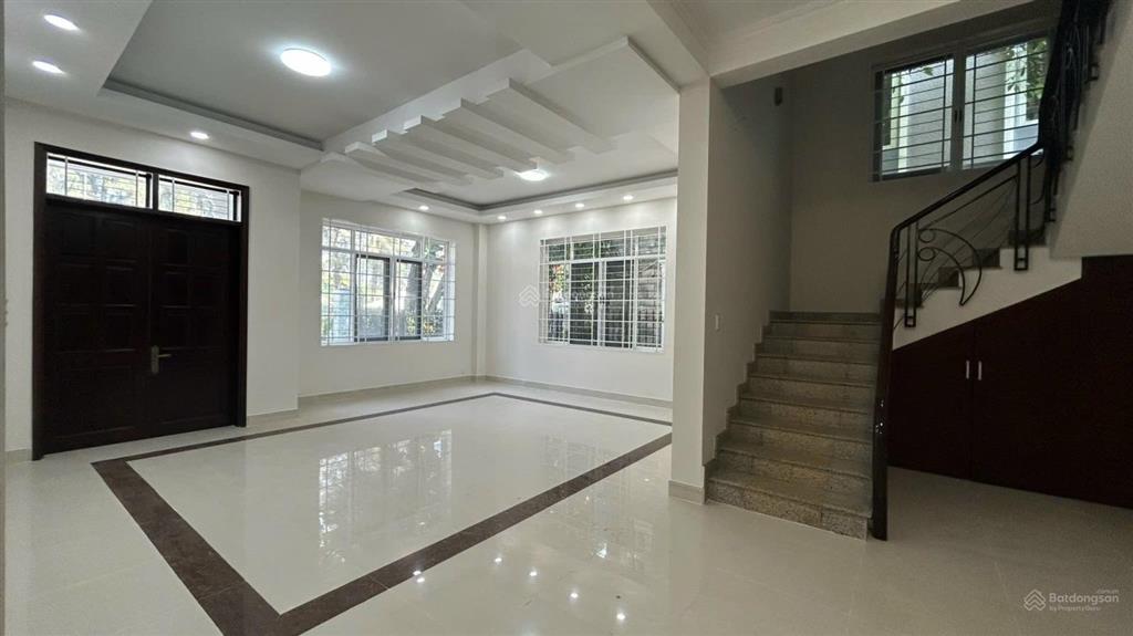 Cần cho thuê căn biệt thự sadeco ven sông ông lớn quận 7 gần ngay trung tâm đối diện sông