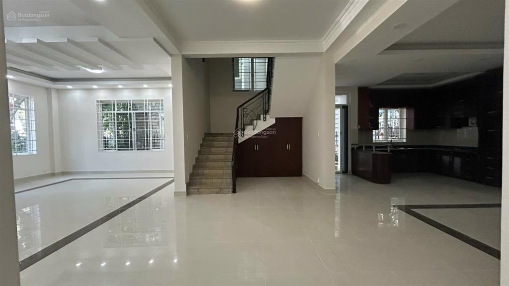 Cần cho thuê căn biệt thự sadeco ven sông ông lớn quận 7 gần ngay trung tâm đối diện sông