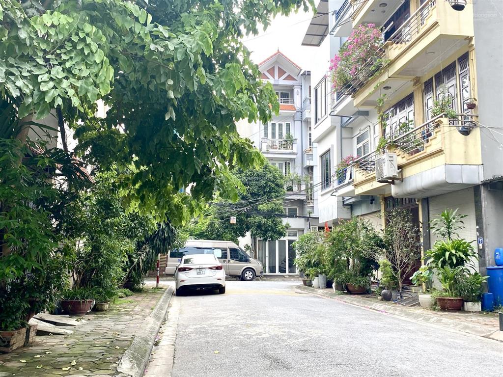 Đất ngọc thuỵ, ô tô tránh, ngõ thông, gần công viên, xây ở + văn phòng, ccmn, chỉ 18 tỷ