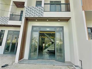 Cần bán nhà rộng 3PN, sân xe hơi trong nhà – khu dân cư ổn định, dễ sống