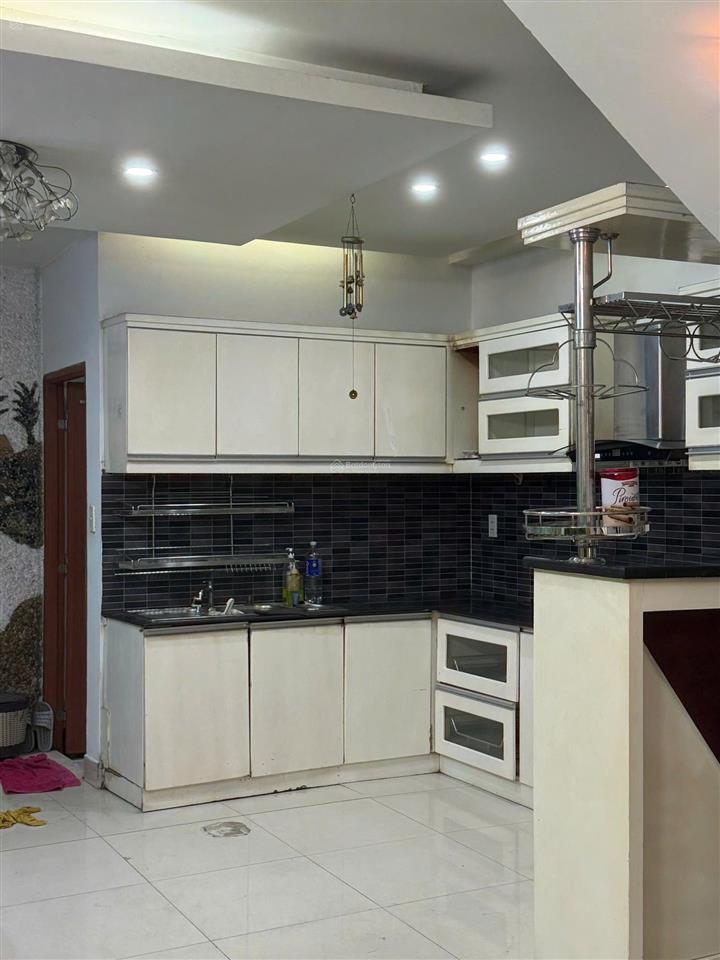Nhà cho thuê hẻm ngoài 6 m. trước nhà hẻm 3 m cách mt đường 100 m. phường 11, quận gò vấp