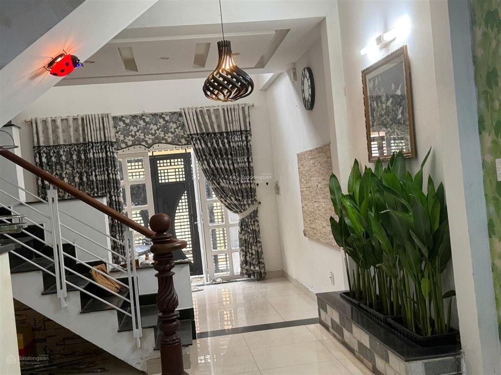 Nhà cho thuê hẻm ngoài 6 m. trước nhà hẻm 3 m cách mt đường 100 m. phường 11, quận gò vấp