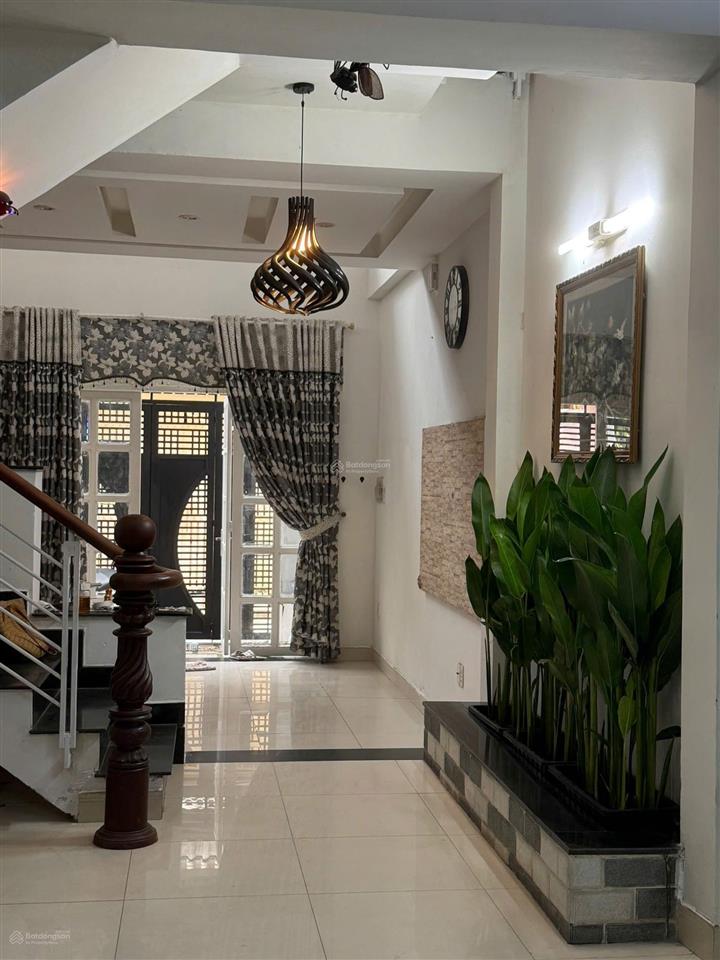 Nhà cho thuê hẻm ngoài 6 m. trước nhà hẻm 3 m cách mt đường 100 m. phường 11, quận gò vấp