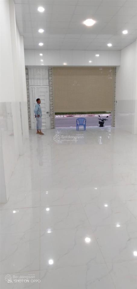 Nhà mặt tiền đường cách mạng tháng 8, ngang 5m, dài 14m, giao thông thuận tiện, giá tốt