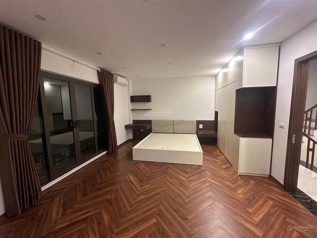 Bán nhà trung tâm phố việt hưng oto thông dt 50m x 6 tầng thang máy