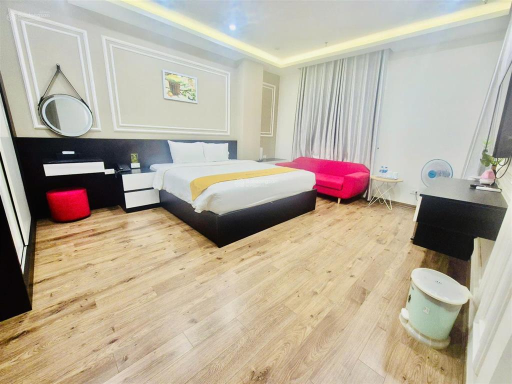 Dòng tiền 4 tỷ/năm, bán gấp tòa hotel 5* phố lê đức thọ 210m2*9t*14m mt, cty hàn thuê