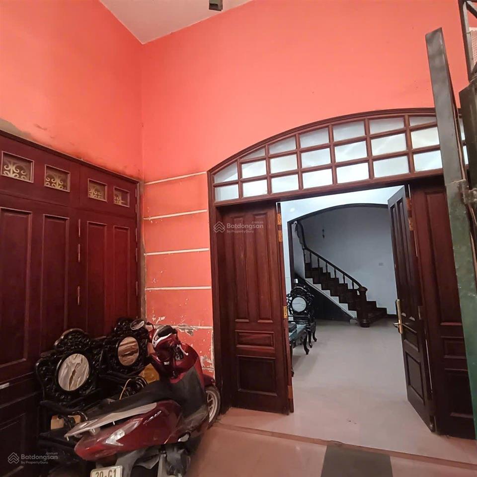Cho thuê tầng 1, 90m2, mặt tiền 10m, ô tô vào tận cửa, ngõ thông, có nhiều chỗ để xe máy, ô tô