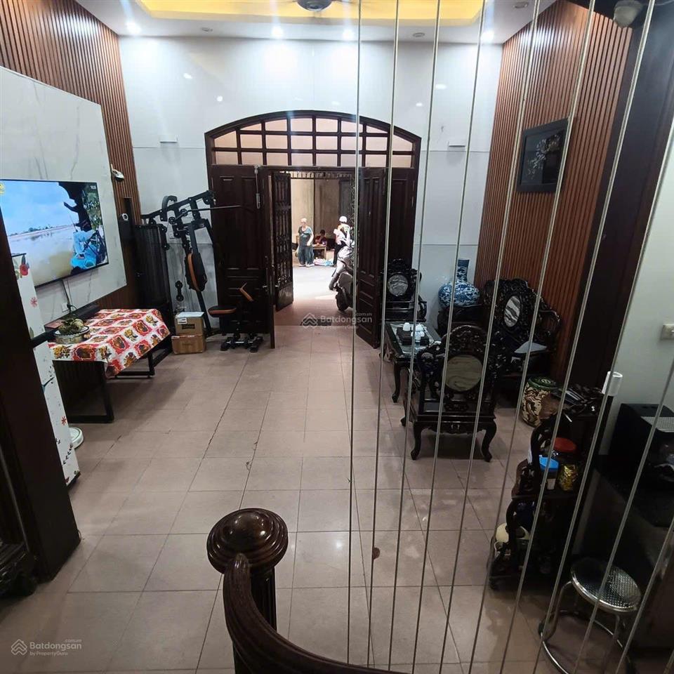 Cho thuê tầng 1, 90m2, mặt tiền 10m, ô tô vào tận cửa, ngõ thông, có nhiều chỗ để xe máy, ô tô