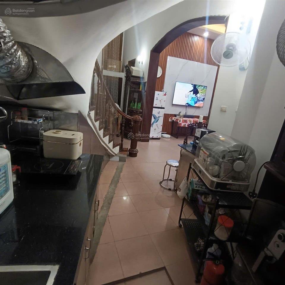 Cho thuê tầng 1, 90m2, mặt tiền 10m, ô tô vào tận cửa, ngõ thông, có nhiều chỗ để xe máy, ô tô