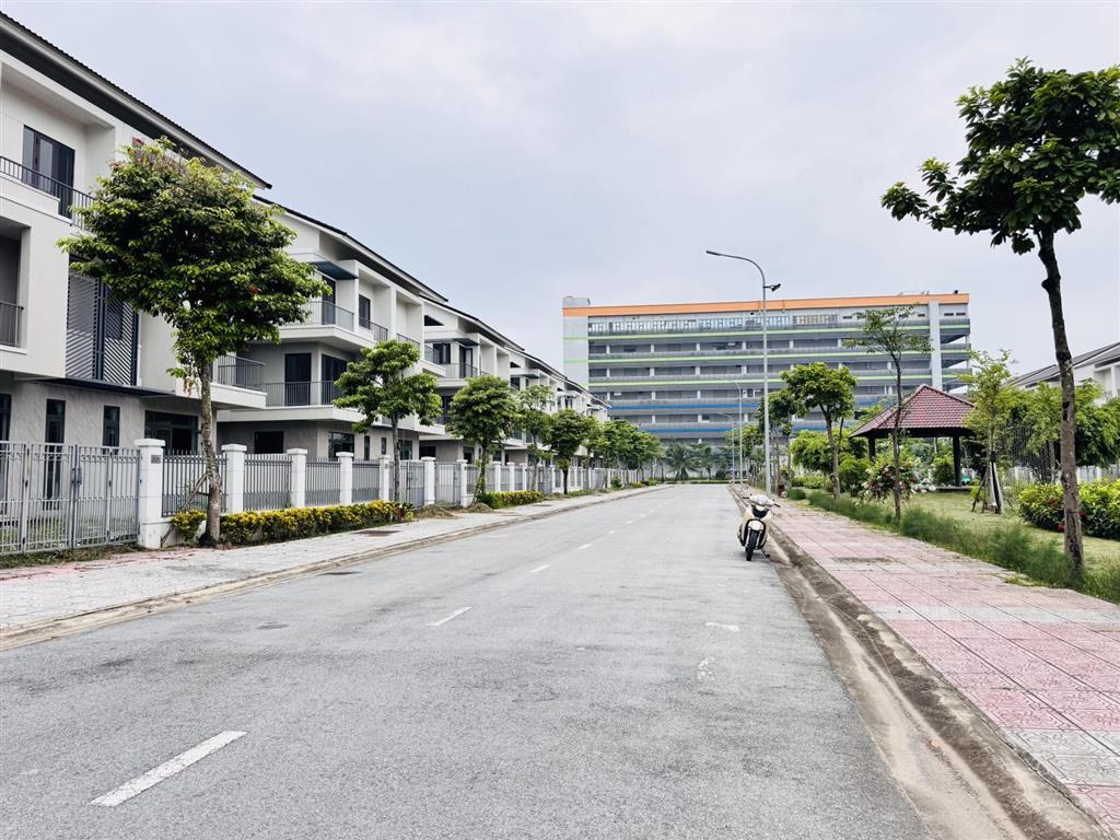 Chỉ 1 căn btsl 180m2 bán đối diện công viên sẵn sổ lâu dài chỉ 15,x tỷ kđt centa riverside từ sơn