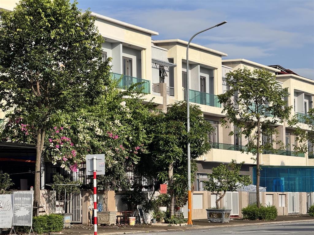 Bán nhà 2 mặt tiền 120m2 đường 26m đã hoàn thiện centa city từ sơn vào trung tâm hn 20p  đã có sổ