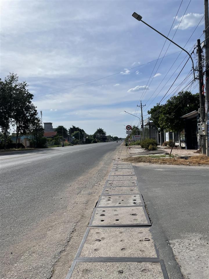 Giảm sốc 550tr bán gấp lô góc 420m2 mặt tiền đường cao bá quát kế chợ chơn thành, giá chỉ 2 tỷ nhỏ