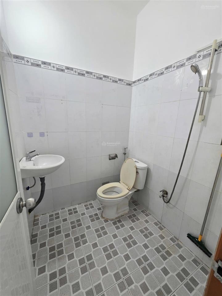 Giảm hơn 200tr cần bán nhanh nhà chợ xóm vắng dĩ an, bd cũ. dt 83,5m2 có 3pn, giá chỉ 4.280tỷ