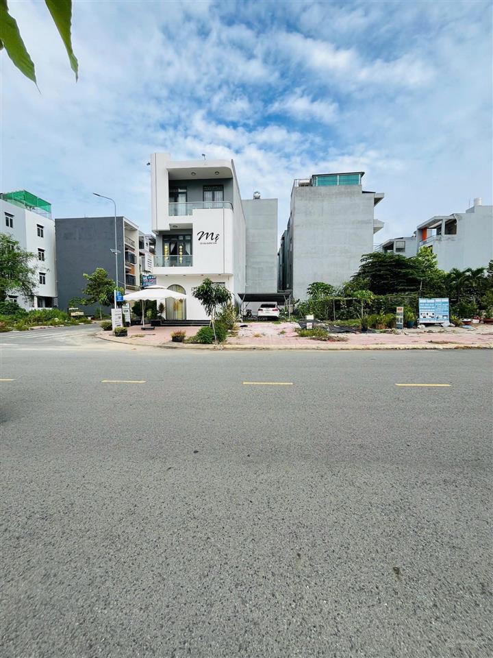 Bán đất làng đại học quốc gia tphcm. dt 92m2 ngang 5m, đường rộng 22m kinh doanh tốt. giá 6.190 tỷ