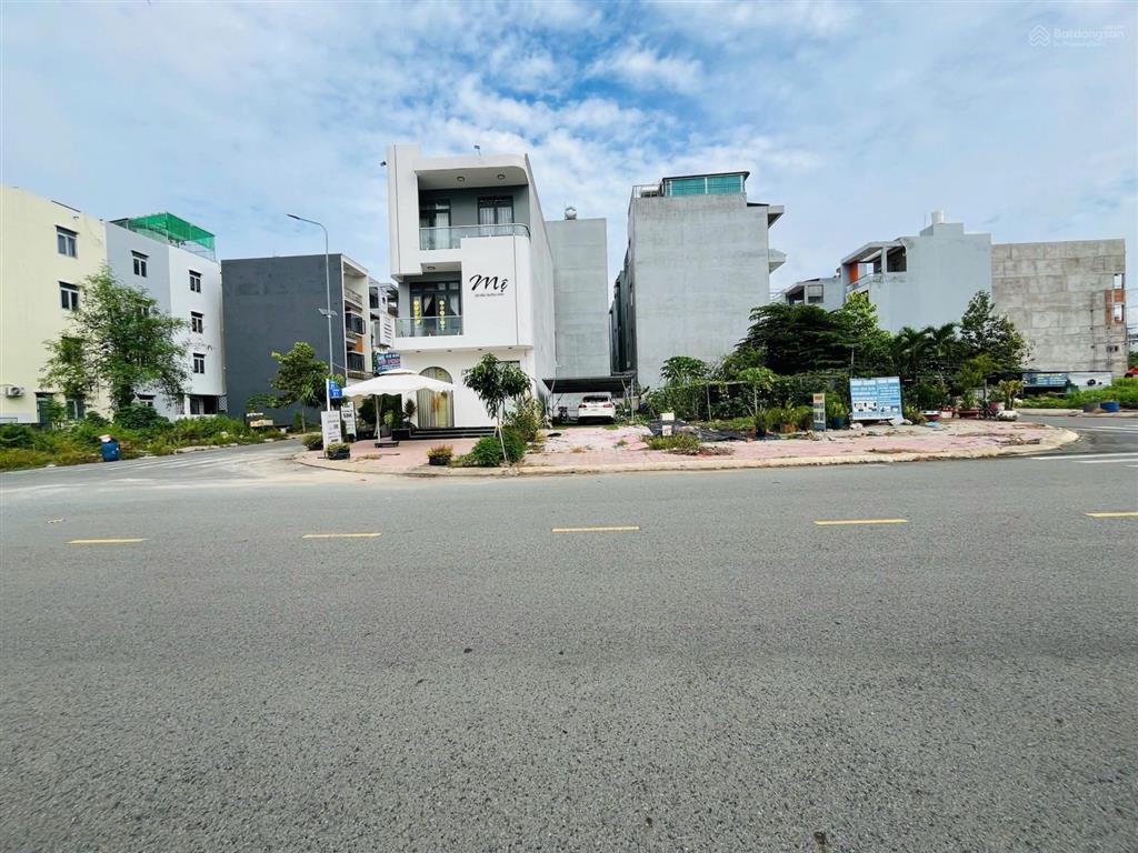 Bán đất làng đại học quốc gia tphcm. dt 92m2 ngang 5m, đường rộng 22m kinh doanh tốt. giá 6.190 tỷ