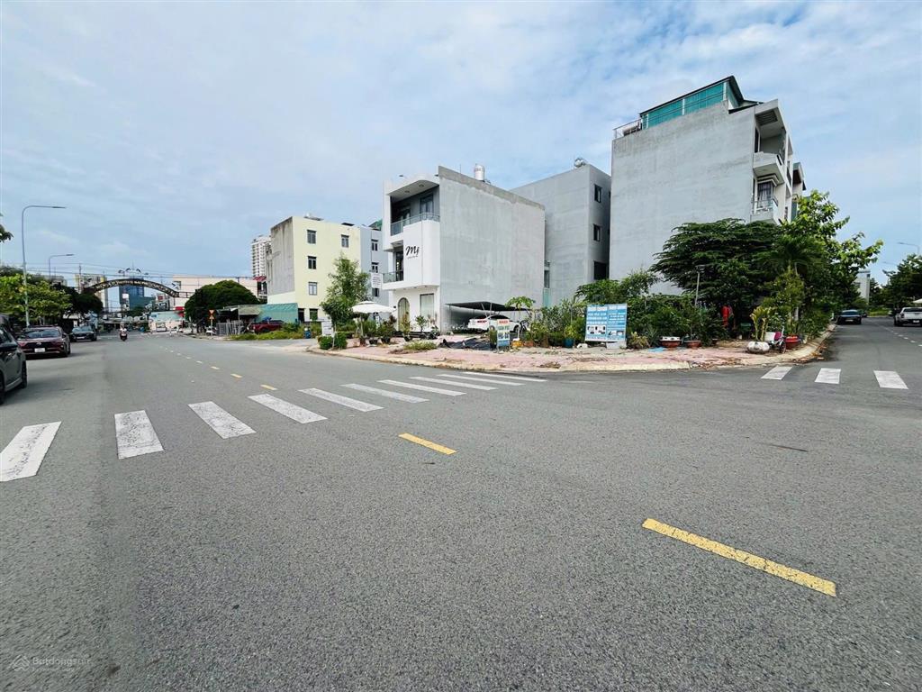 Bán đất làng đại học quốc gia tphcm. dt 92m2 ngang 5m, đường rộng 22m kinh doanh tốt. giá 6.190 tỷ