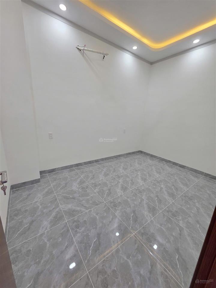 Bán nhà mới 100% 1 trệt 2 lầu kdc đẹp đồng bộ, gần vincom 550 dĩ an & vsip 1. giá 5,68 tỷ tl
