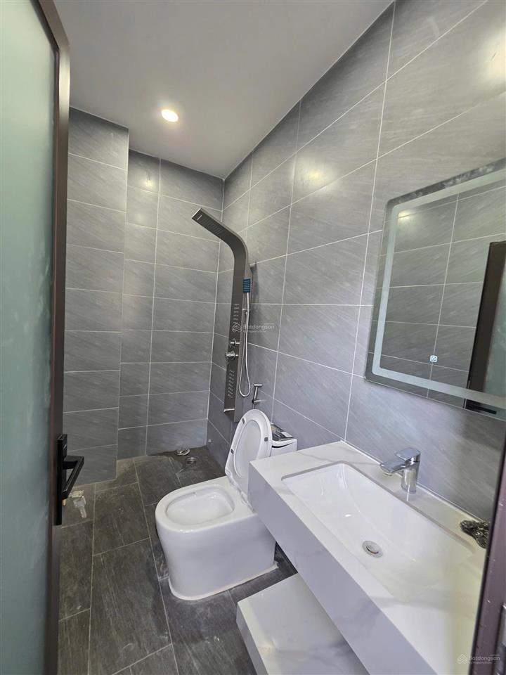 Bán nhà mới 100% 1 trệt 2 lầu kdc đẹp đồng bộ, gần vincom 550 dĩ an & vsip 1. giá 5,68 tỷ tl