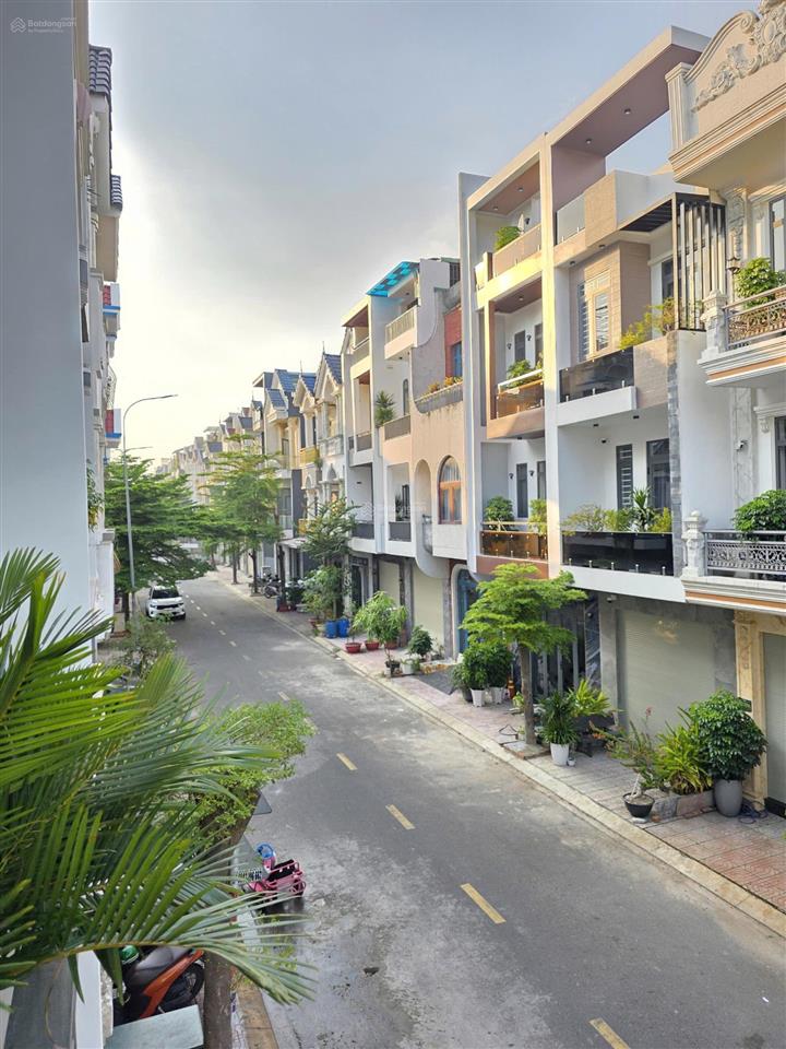 Bán nhà phố 1 trệt 2 lầu hoàn công, dtsd 176m2 có 4pn khu dân cư rất đẹp, giá chỉ 4,59 tỷ tl