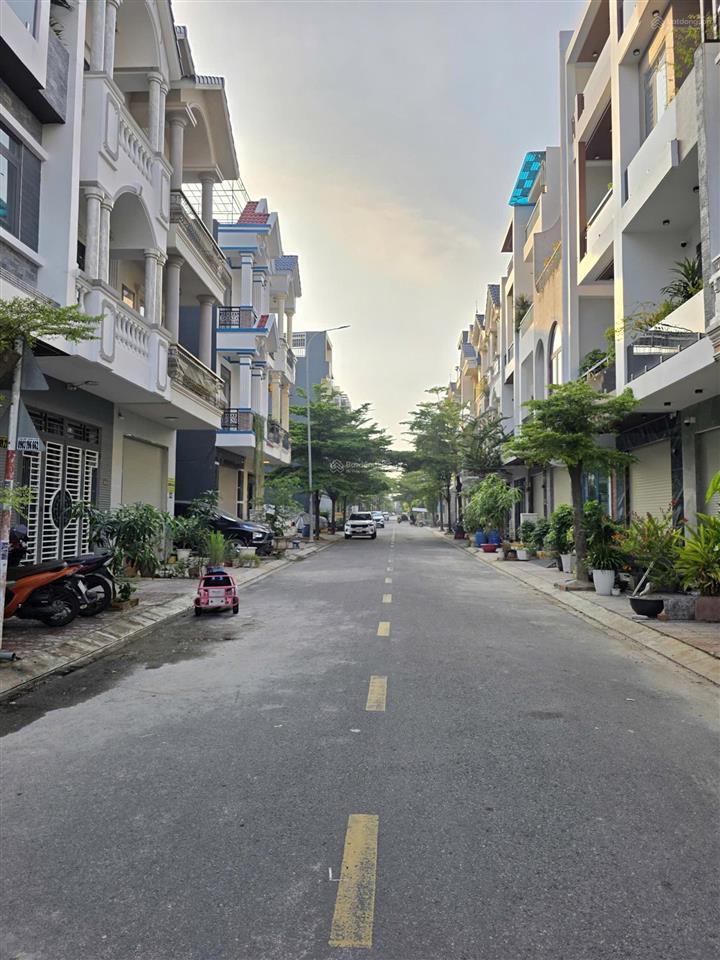 Bán nhà phố 1 trệt 2 lầu hoàn công, dtsd 176m2 có 4pn khu dân cư rất đẹp, giá chỉ 4,59 tỷ tl