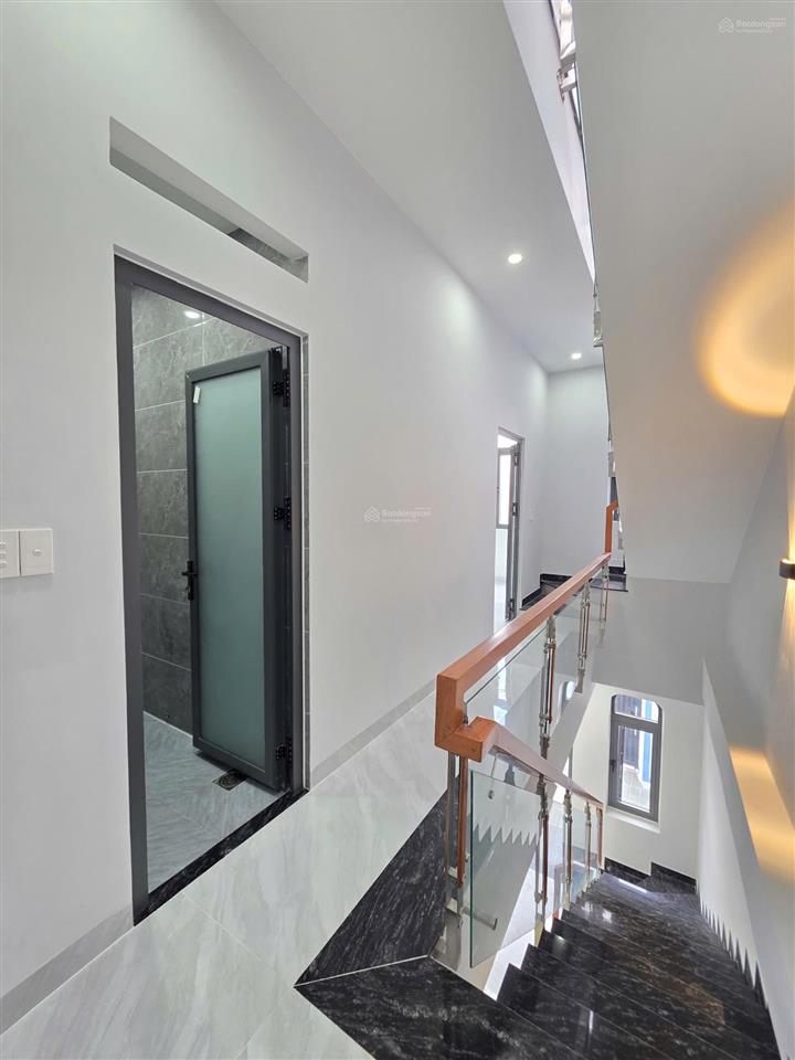 Bán nhà mới 1 trệt 2 lầu, 3 phòng ngủ, 3 vệ sinh, gần chợ dĩ an 1 chỉ 500m. giá chỉ 4,59 tỷ tl.