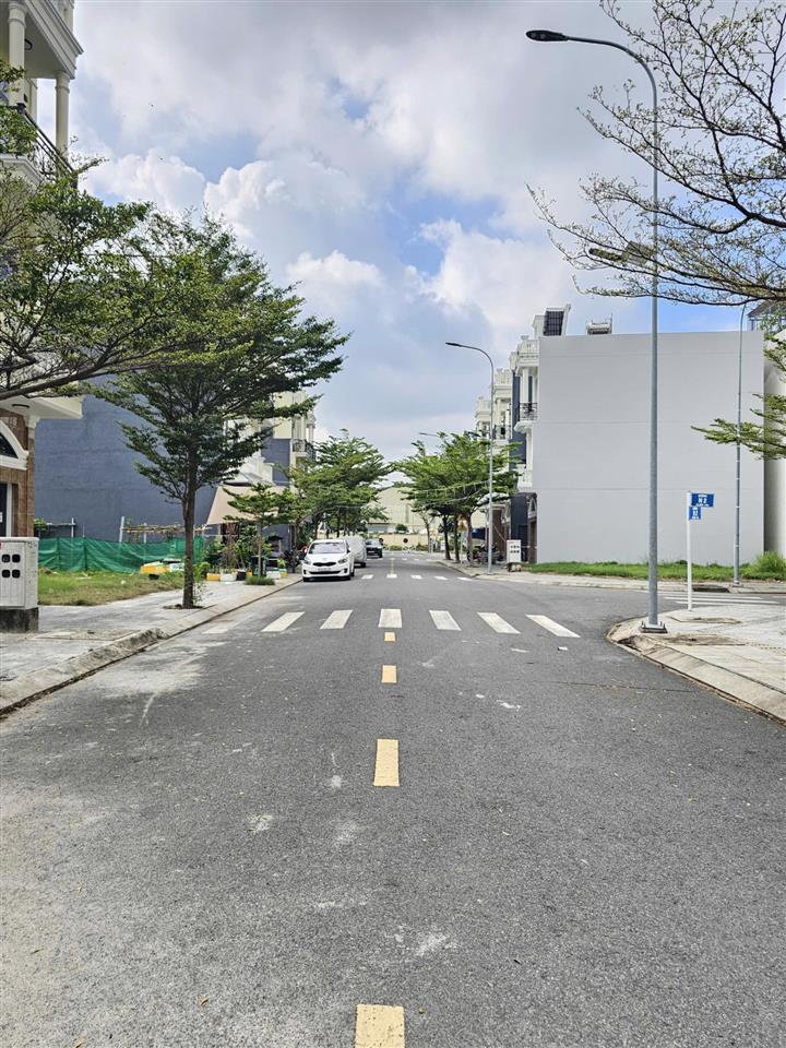 Bán nhà xây mới 3 mặt thoáng kdc đẹp, giá rẻ hơn thị trường 700 triệu. giá 4,69 tỷ (thương lượng)