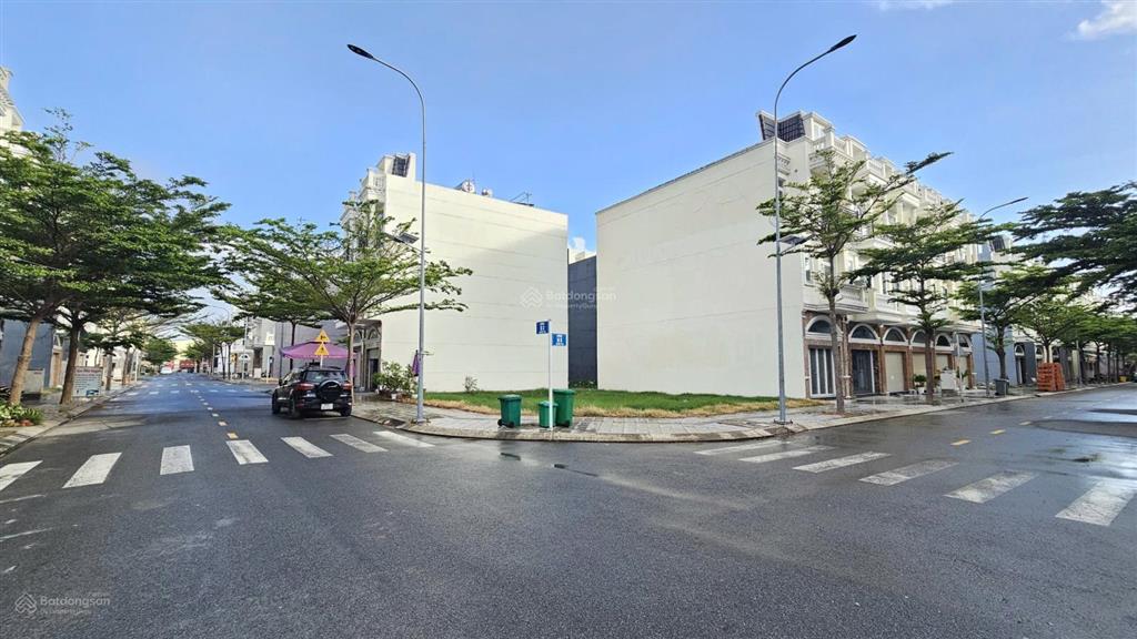 Bán lô góc 2 mặt tiền kdc gần vsip 1 và vincom 550. dt 6x13,7m giá 4,09 tỷ (còn thương lượng)