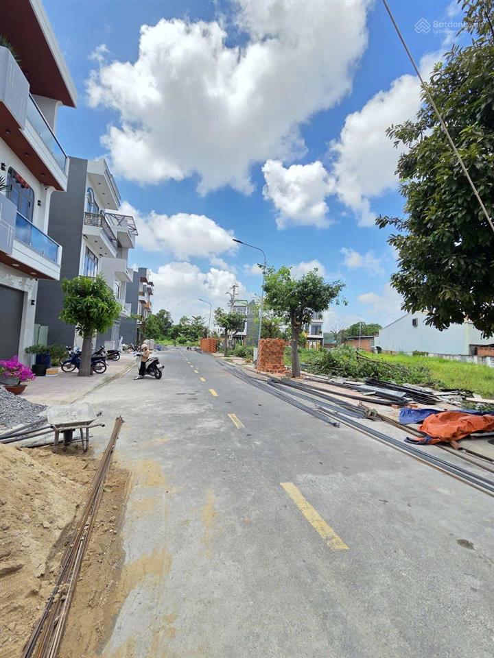 Bán rẻ đất kdc gần ngã tư bình chuẩn thuận an. dt 82,3m2 (4,5x19m) thổ cư 100%. giá 3 tỷ 050 (tl)