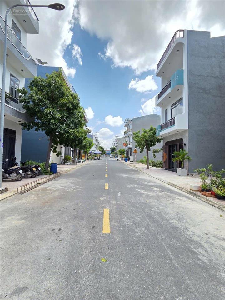 Bán rẻ đất kdc gần ngã tư bình chuẩn thuận an. dt 82,3m2 (4,5x19m) thổ cư 100%. giá 3 tỷ 050 (tl)