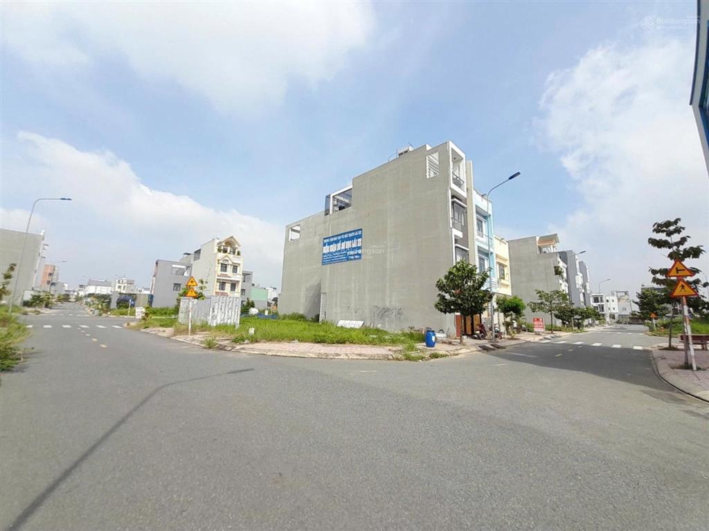 Bán rẻ lô góc 2 mặt tiền ngang 7,55m, kdc pht9 liền kề làng đhqg đông hoà dĩ an. giá 6,11 tỷ tl