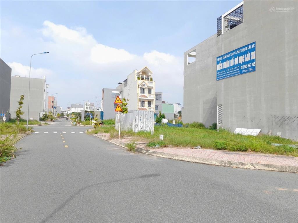 Bán rẻ lô góc 2 mặt tiền ngang 7,55m, kdc pht9 liền kề làng đhqg đông hoà dĩ an. giá 6,11 tỷ tl
