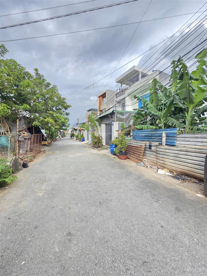 Giảm giá 9,5 tỷ còn 8,9 tỷ bán đất ngang gần 18m liền kề làng đhqg tphcm. dt 17,9x23m giá cực tốt