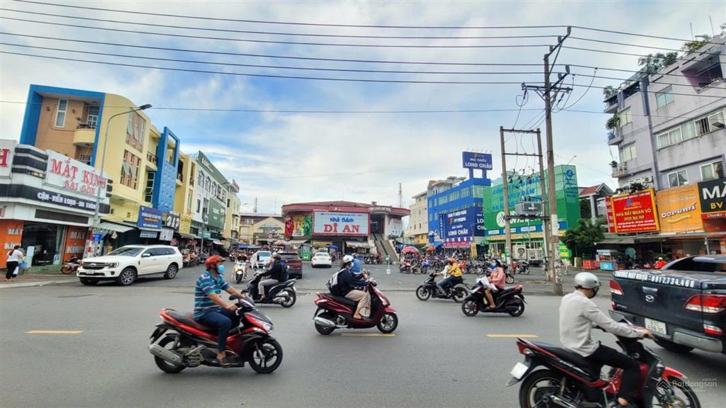 Bán nhà mặt tiền kinh doanh ngay chợ dĩ an 1. dt 120,5m2 (6x20m) thổ cư 100%. giá 13,99 tỷ tl.