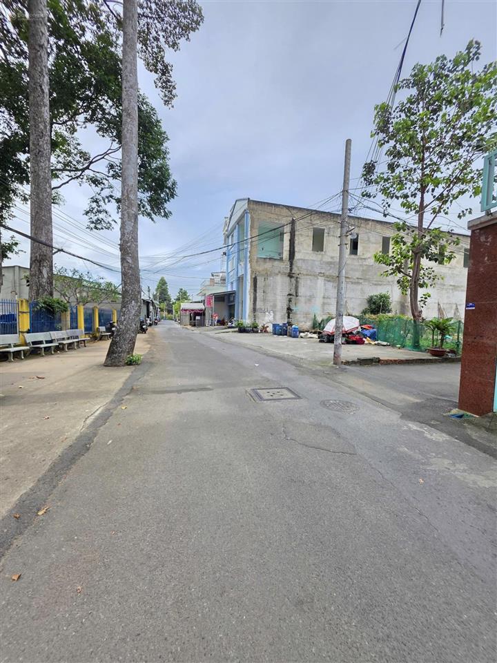 Bán nhà mặt tiền kinh doanh tp.dĩ an, ngay chung cư bcons. dt 100,7m2 giá 3,88 tỷ thương lượng.