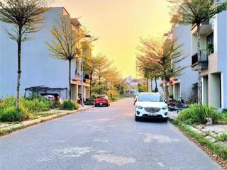 Em bán ô đất đẹp tại băng 2 hồ kđt tms, phúc yên ,vĩnh phúc cũ.
diện tích 80m2, mặt tiền và hậu đề