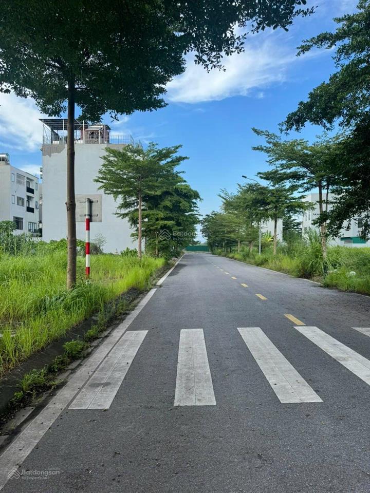 Lô đất view hồ đông nam giá 3tỷ8** view hồ thoáng, hướng đông nam mát mẻ lô đất đẹp,