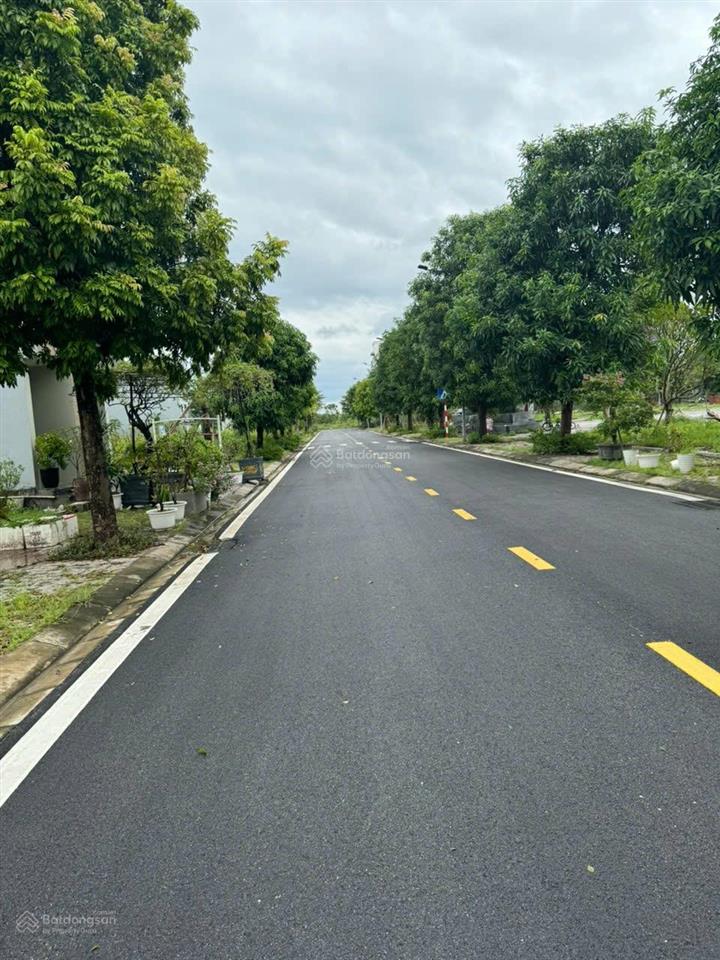 Lô đất view hồ đông nam giá 3tỷ8** view hồ thoáng, hướng đông nam mát mẻ lô đất đẹp,