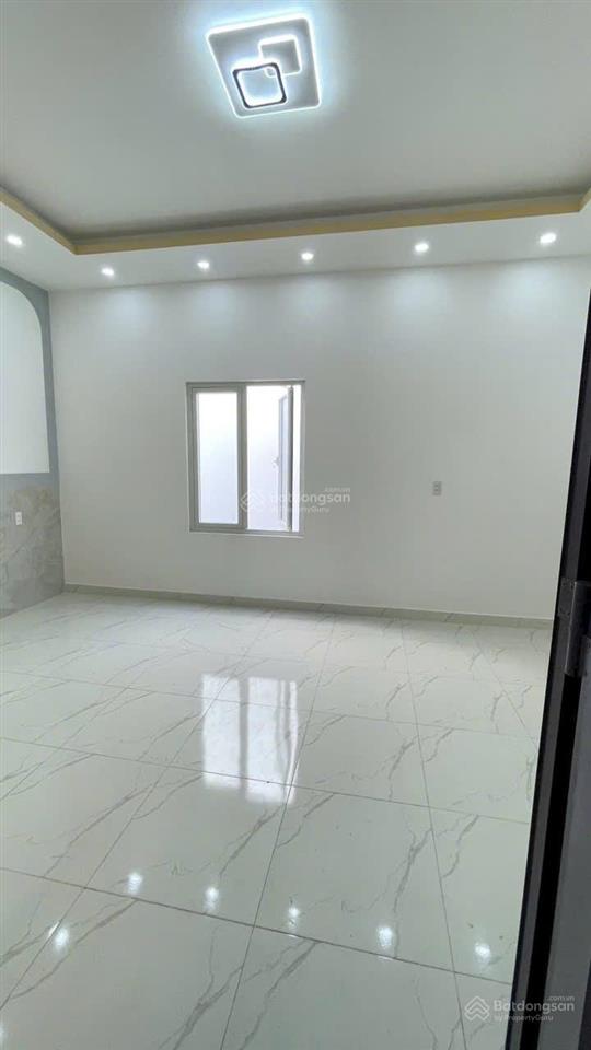 Nhà mới vào ở liền, ngay lê văn quới vào, dt 5,6x13,5m, có 1 lầu