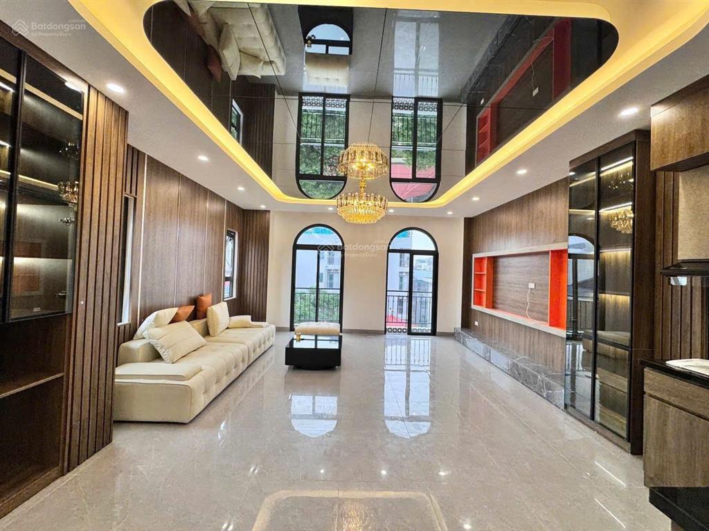 Bán nhà mặt đường hoàng quốc việt  6 tầng  50m  kinh doanh vỉa hè rộng, ô tô dừng đỗ