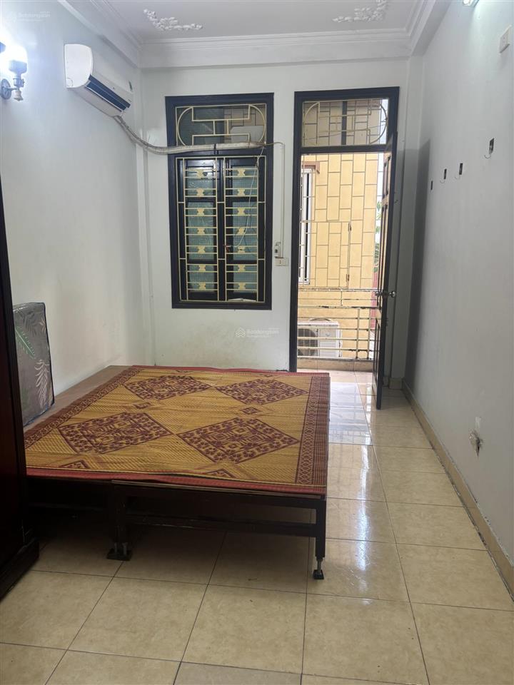 Chính chủ cho thuê nhà 4 tầng 3 phòng ngủ đường triều khúc. lô góc có ban công thoáng mát. đt 27m